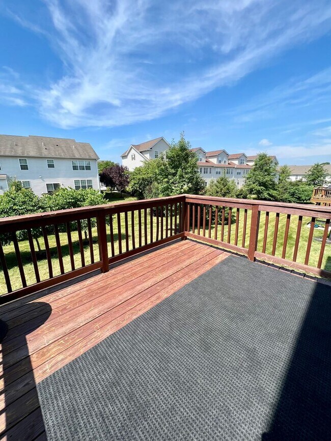 Building Photo - Beautiful 3-Bedroom End Townhouse in Royersford! Available mid-June!