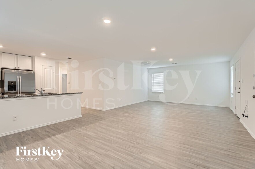 Building Photo - 1335 White Willow