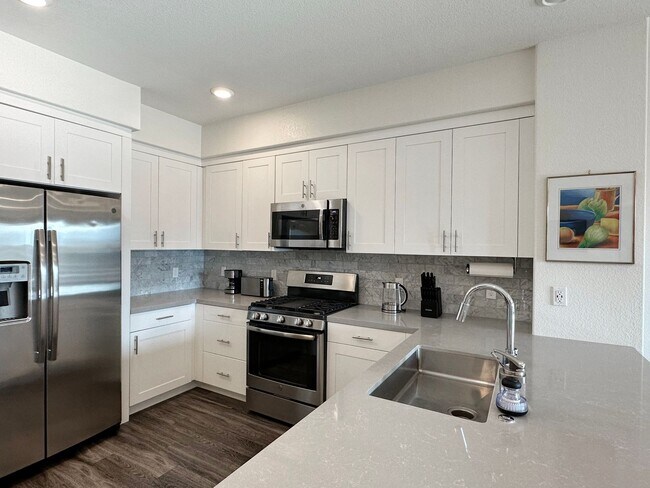 Building Photo - Fully Furnished Resort-Style Condo