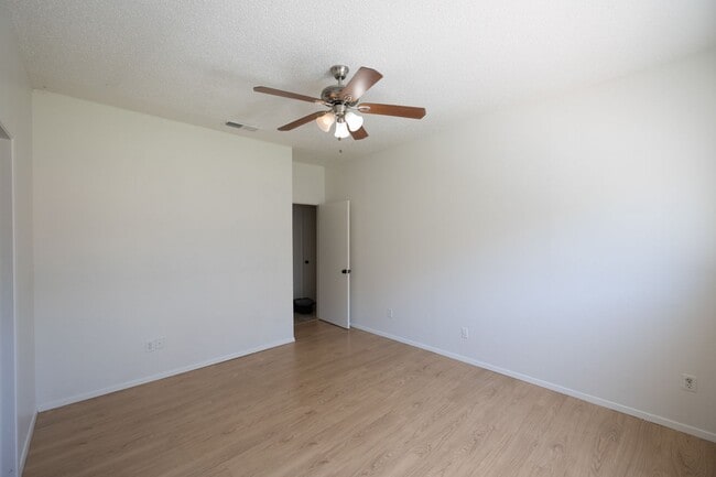 Building Photo - PRE-LEASE 2025/2026: Optimal location with...