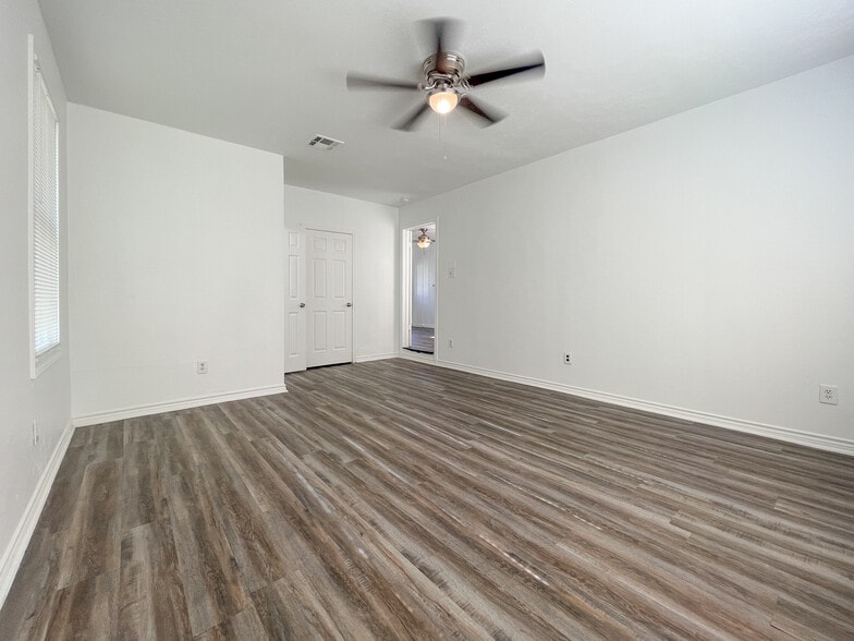 Building Photo - 701 N Barbara St