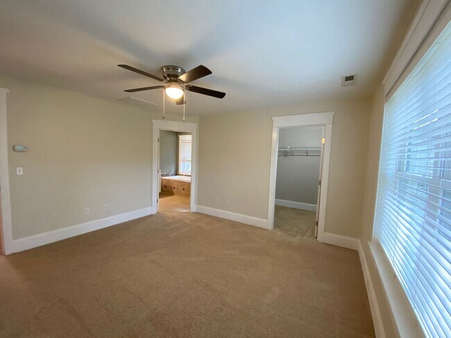 Building Photo - West AVL - Modern Craftsman Style 3 Bedroom