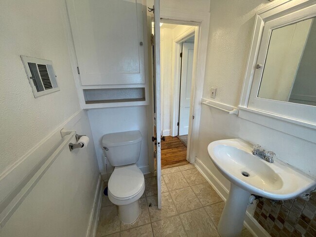 Building Photo - 919 23rd St