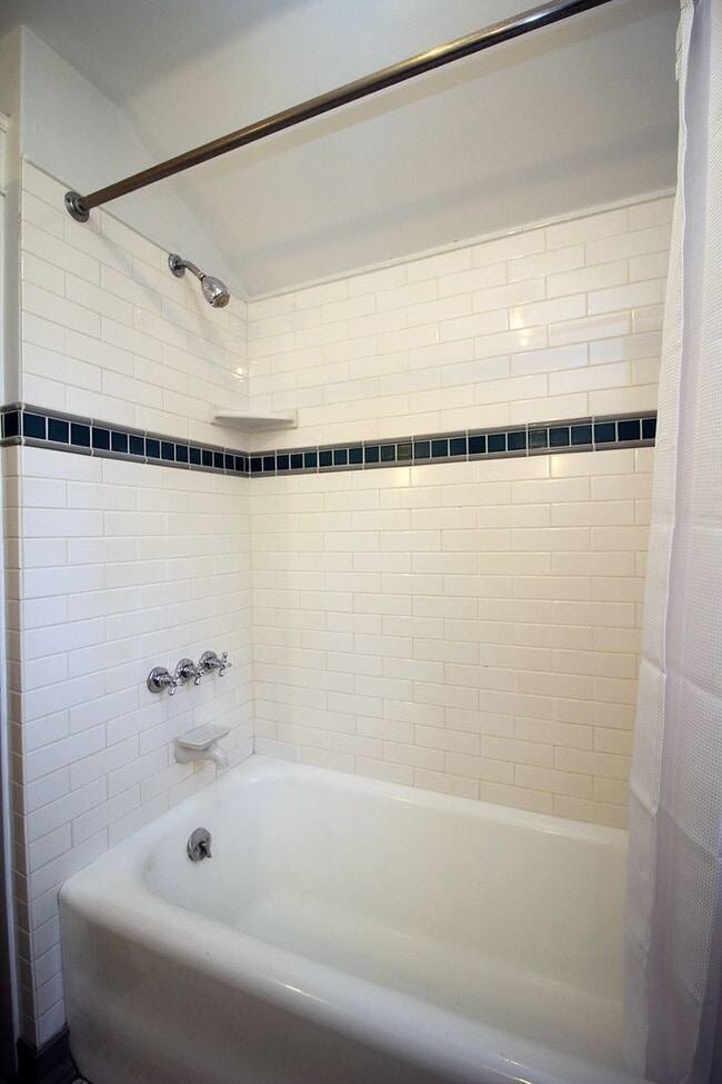 Building Photo - 803 NE Laurelhurst Pl