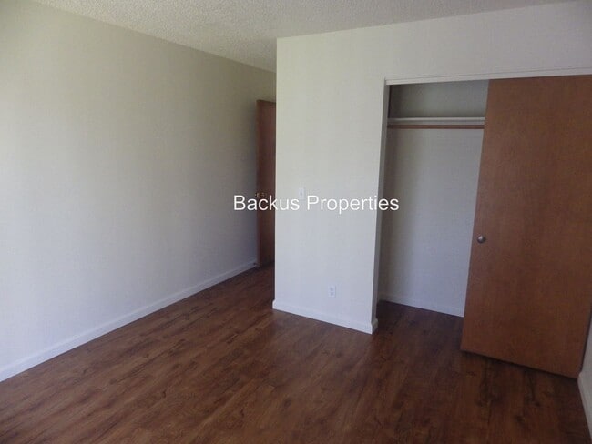 Building Photo - 158 Kern St