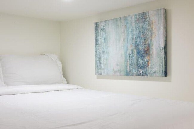 Building Photo - 244 E 75th St