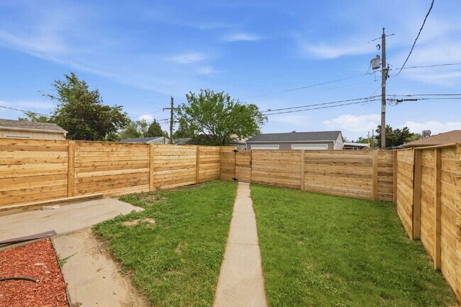 Building Photo - Remodeled 2-Bed 1-Bath Home in Park Hill!
