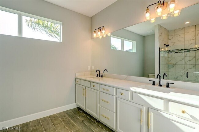 Building Photo - 428 SW 28th Pl