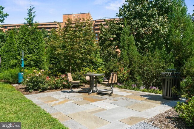 Building Photo - 3217 Sutton Pl NW