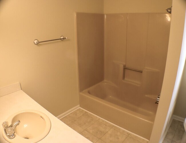 Building Photo - Lovely 5 bedroom, 2 bathroom brick home in Reidsville