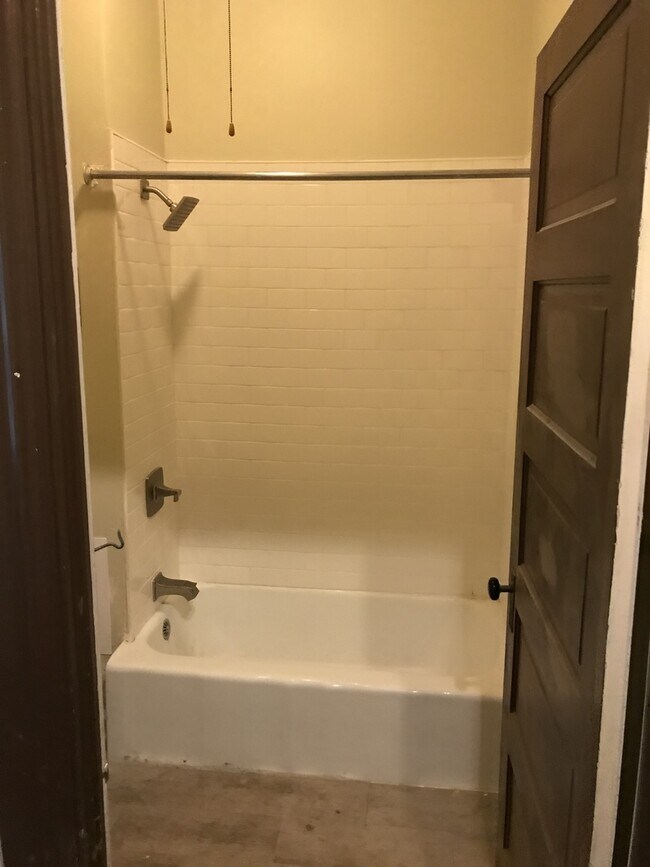 Building Photo - Beautiful 5 Bedroom 2 Bathroom Home in Sou...
