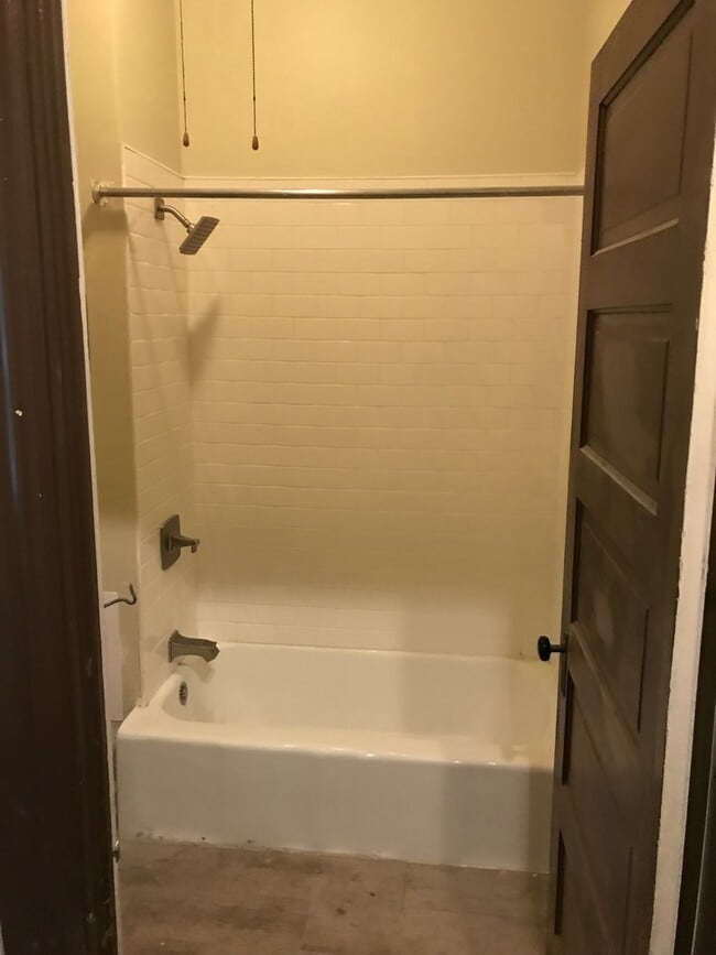 Building Photo - Beautiful 5 Bedroom 2 Bathroom Home in South Minneapolis!