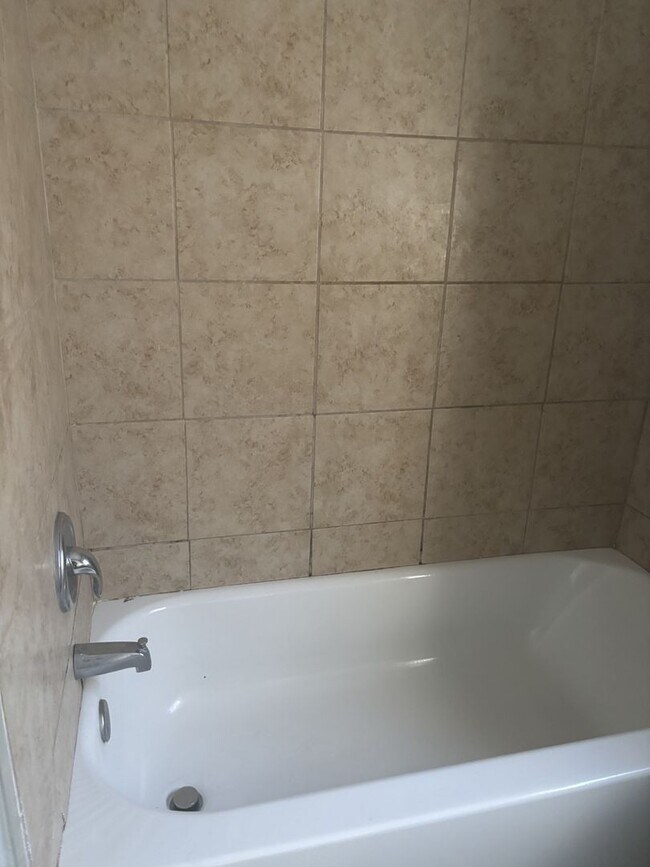 Building Photo - Cozy 3 Bedroom, 1 Bath (Plus Bonus room) Home - Across the Street from the Set at FAMU!