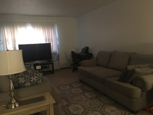 Building Photo - Two Bedroom Townhouse with Garage