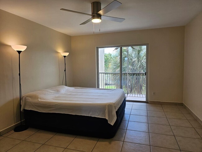 Building Photo - 1450 NE 191st St