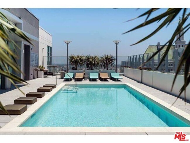 Building Photo - 707 E Ocean Blvd