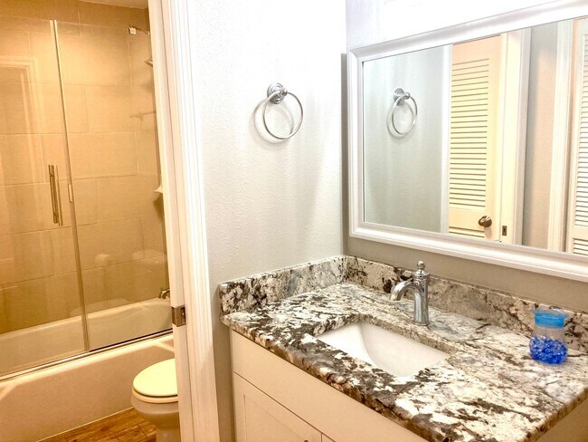 Building Photo - 2 bedroom, 2.5 bath condo in "The Islands"