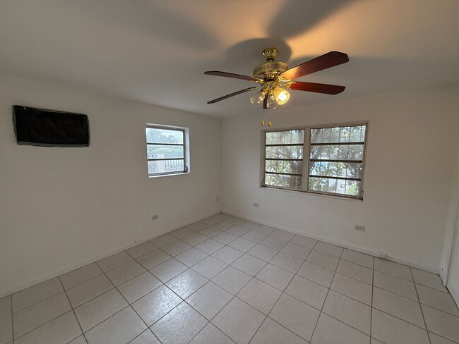 Building Photo - SPACIOUS 2 BD 1 BATH UNIT WITH LARGE BACKYARD