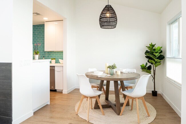 Building Photo - Off Melrose WEHO