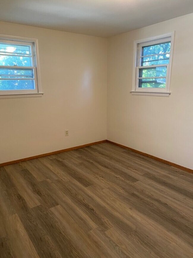 Building Photo - 928 Northway St