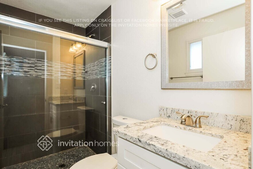 Building Photo - 2520 E Manhatton Dr