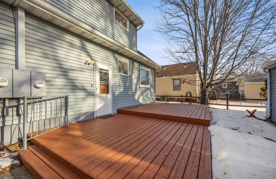 Back view - 113 5th Ave W