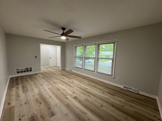 Building Photo - 2205 Hathaway Dr