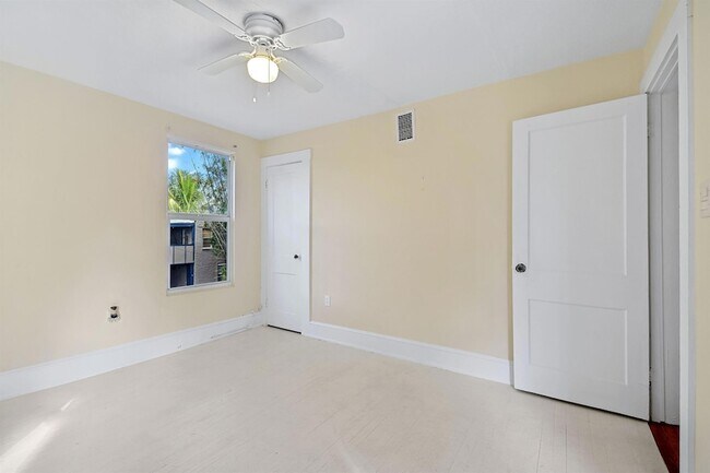 Building Photo - 310 Columbia Dr