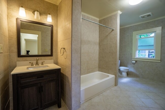 Building Photo - Available 8/1/26 - Single Family Home With...