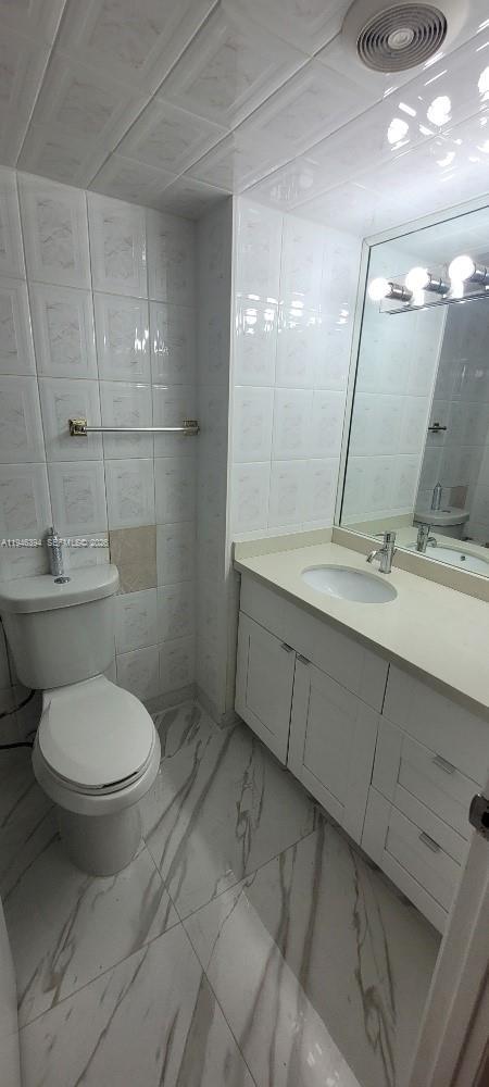 Building Photo - 18061 Biscayne Blvd