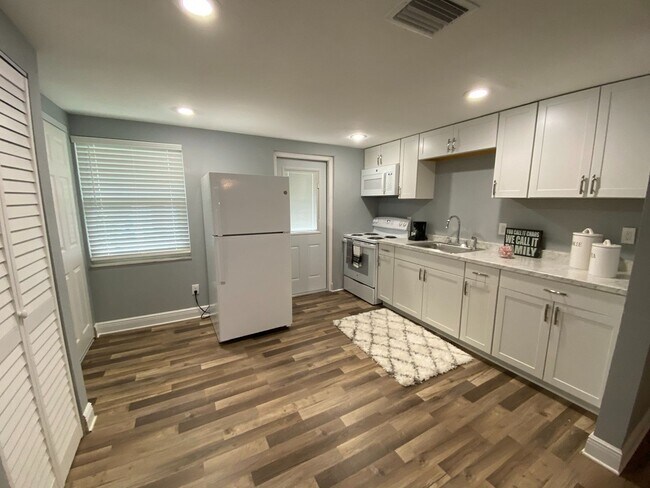 Building Photo - 1/1 Condo Within Walking Distance to Brandon Mall