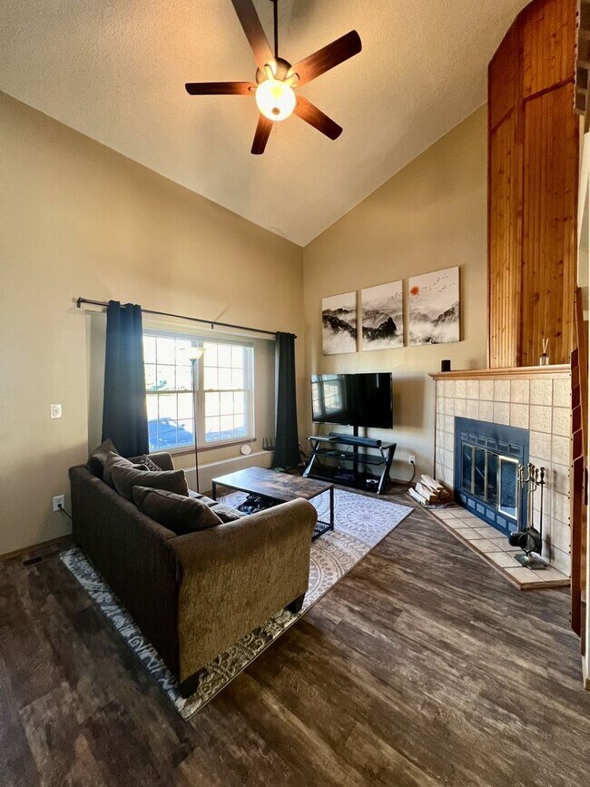 Building Photo - Beautiful townhome available in D20 Briargate!