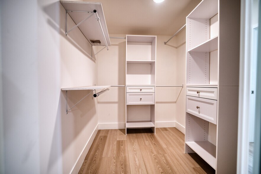 Building Photo - 13920 Moorpark St