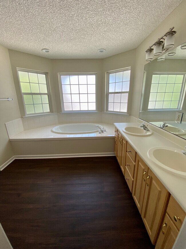 Main bathroom - 105 Marshview Dr