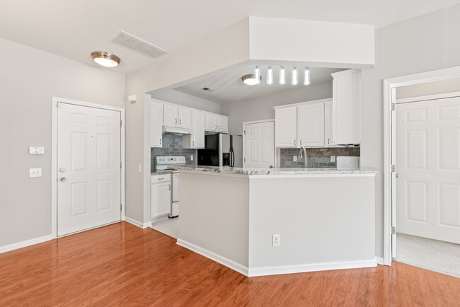 Building Photo - 2 Bed, 2 Bath in the Heart of Ballantyne!