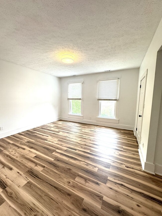 Building Photo - 1618ELL