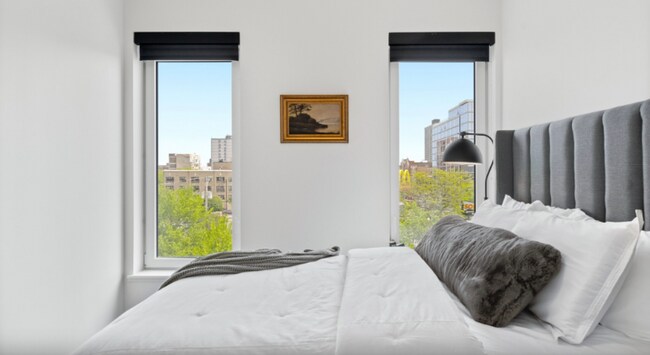 Building Photo - 4625 N Kenmore Ave