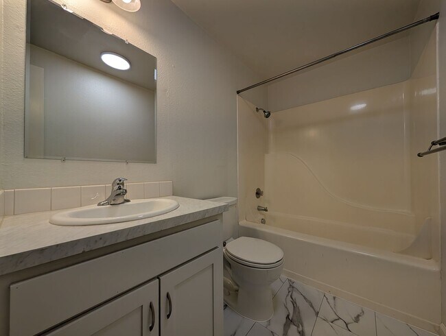 Building Photo - Nice 2 Bedroom, 1-Bath Duplex In Thurston Area of Springfield!