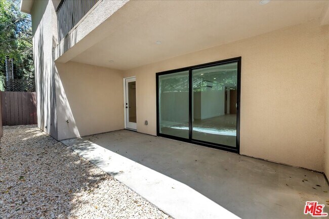 Building Photo - 6913 Encino Ave