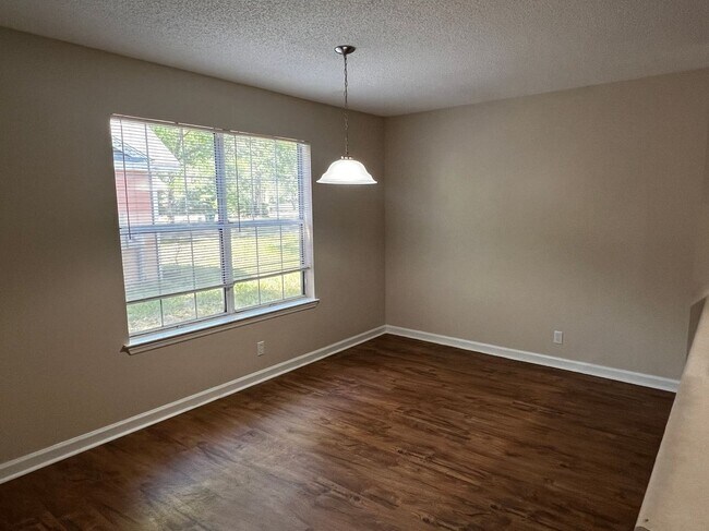 Building Photo - 105 Baytree Ct