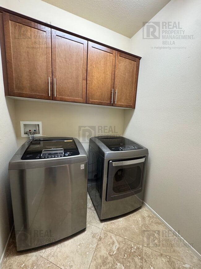 Building Photo - Modern Comfort Meets Resort Living – Gorgeous Single-Story in The Lakes Community