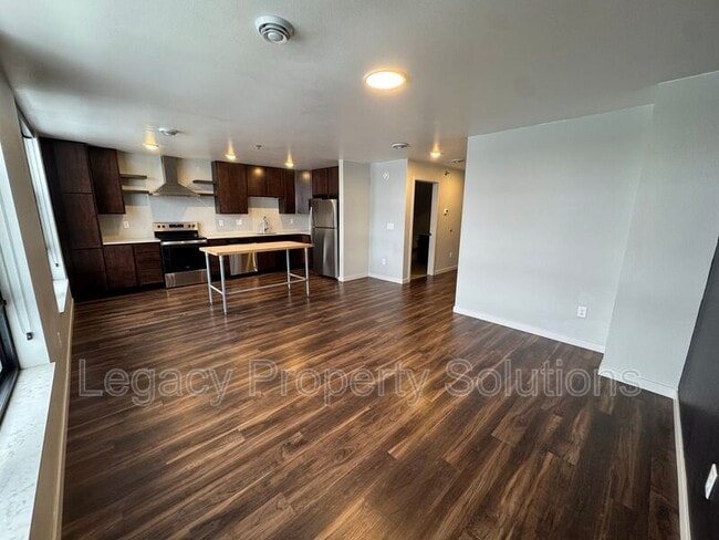 Building Photo - 208 E Greenfield Ln