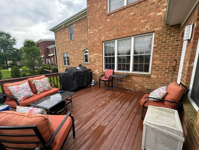 Building Photo - 1320 Club House Dr
