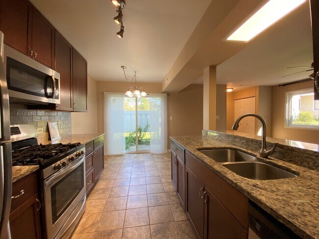 Building Photo - 333 Regatta Point