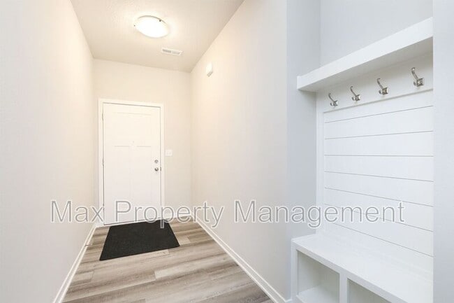 Building Photo - 211 NE Whitetail Dr