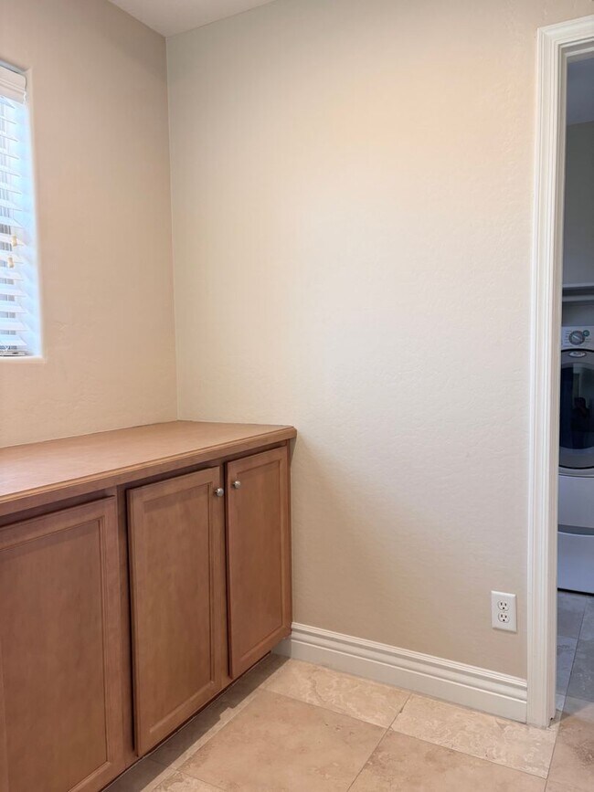Building Photo - **STUNNING 4 BEDROOM/3 BATHROOM/2 CAR GARAGE/GATED COMMUNITY HOME IN MESA (SOUTHERN & LINDSAY)**