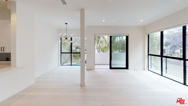 Building Photo - 105 S Doheny Dr