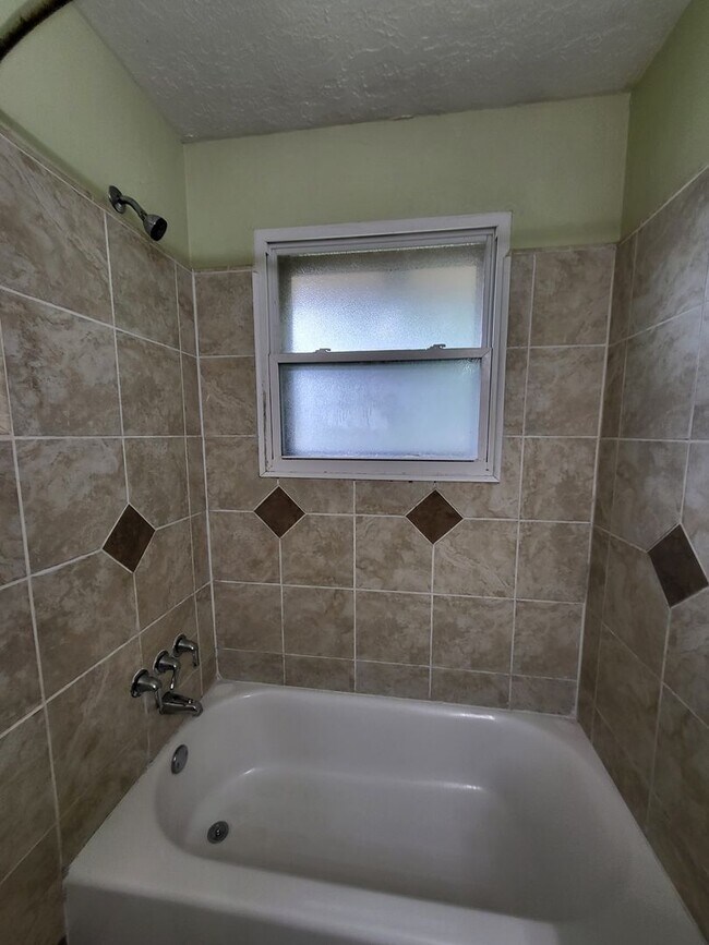 Building Photo - (3) Bed/(2) Bath in Core Norman!