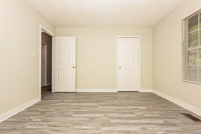 Building Photo - 4868 Bartlett Ct