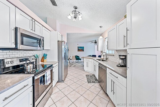 Building Photo - 414 SW Lairo Ave